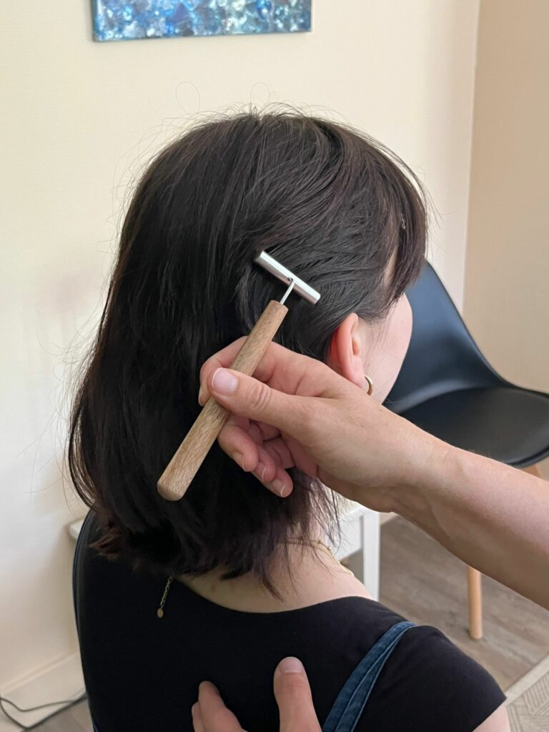 outil de réflexologie faciale, un râteau, pour procurer de la détente